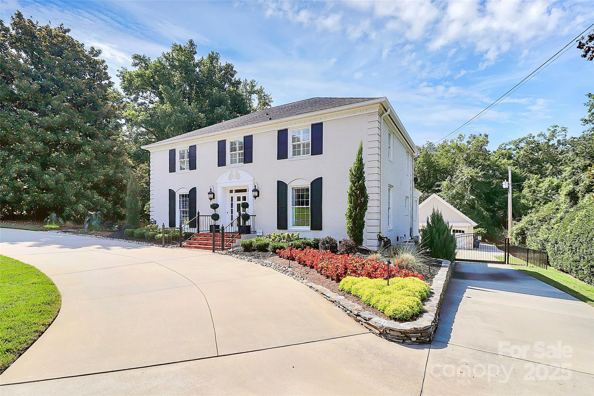 906 Colonial Drive