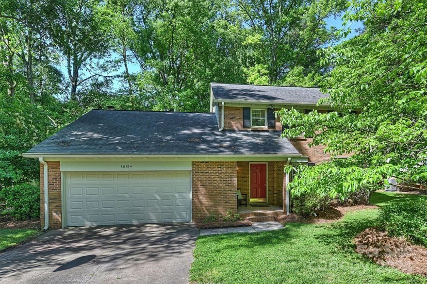 Amazing 3 bed / 2 bath 2 story brick home in Sardis Forest w/wonderful flat yard. Home features laminate wood flooring on main level, neutral paint & new carpet upstairs. Spacious formal living rm open to formal dining rm. Gorgeous renovated Kitchen completed in 2020 w/quartz ctops, tile bcksplsh, stainless steel applncs & farm sink below window w/view to bckyrd. Charming breakfst nook w/window seat/additnl storage. Family rm w/vaulted ceiling & ceiling beam detail, brick fireplace & door to back patio. Laundry rm w/shelf storage & door to 2 car garage. Half bath on main level. Upstairs hall bath w/vanity & tile surrnd shower/tub combo. Primary bedrm w/2 closets privately located on back side of home. Primary bath w/vanity, updated mirror & tile surrnd shower/tub combo. Pull down attic in upstairs hallway & garage. Private, fenced bckyrd w/concrete patio! Trane HVAC replaced in 2018. Voluntary HOA & neighbrhd pool. Great location & move in ready!