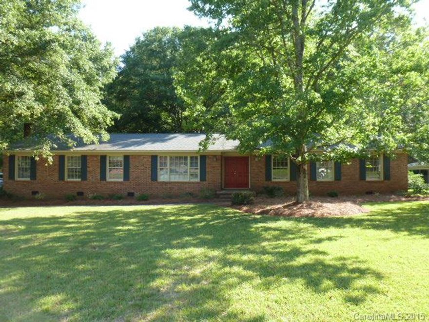 Lovely 1.24 acre lot, perfect for weekend BBQ and afternoons on the screened porch, oversized great room, move in ready, 4BR, 2.5BA, detached 2 car garage with wired workshop, convenient to downtown, excellent neighborhood with amenities.