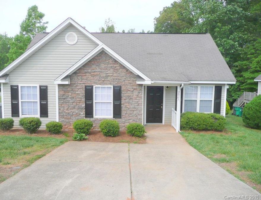 CLEAN, BRIGHT, MOVE RIGHT IN.  FREE STANDING SINGLE FAMILY HOME 10 MINUTES FROM UPTOWN CHARLOTTE.  CONVENIENT LOCATION.  NEWER PAINT, CARPET, REFRIGERATOR, WALK IN CLOSET IN MASTER BEDROOM.