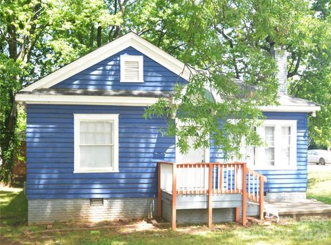 Photo of 4101 Gossett Avenue, Charlotte, NC 28208 (MLS # 4381460)