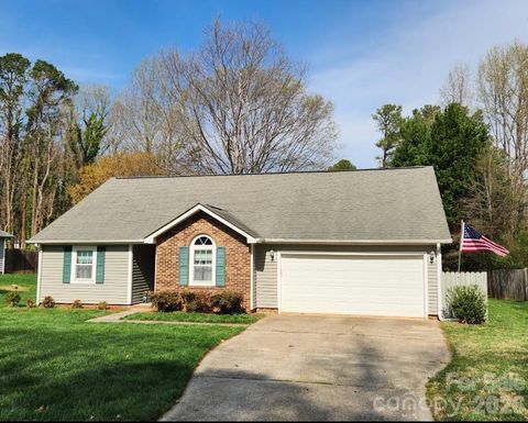 Photo of 2909 Oakcroft Drive, Matthews, NC 28105 (MLS # 4358582)