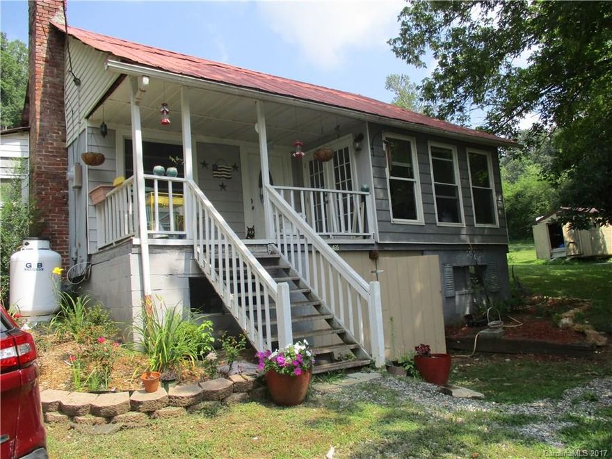 Country living in a beautiful setting.Warm home with a front porch, 2 bedrooms,open kitchen,1 bath. laundry room,Nice fireplace with propane logs.Sitting area off living room.Lots of sunlight.Garden,fruit trees,private.