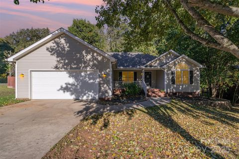 Photo of 605 Beavers Cove Lane NW, Concord, NC 28027 (MLS # 4314369)