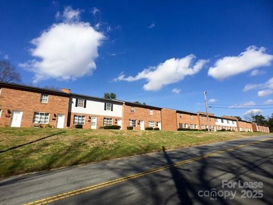 2 Bedroom, 1.5 Bath spacious 2 story townhouse style apartment. Close to downtown Concord and hospital, residential neighborhood.