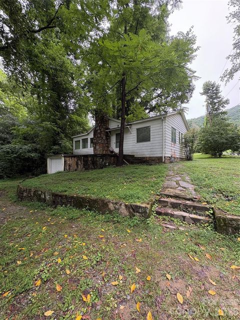 Photo of 912 Halstead Boulevard, Hendersonville, NC 28791 (MLS # 4407762)