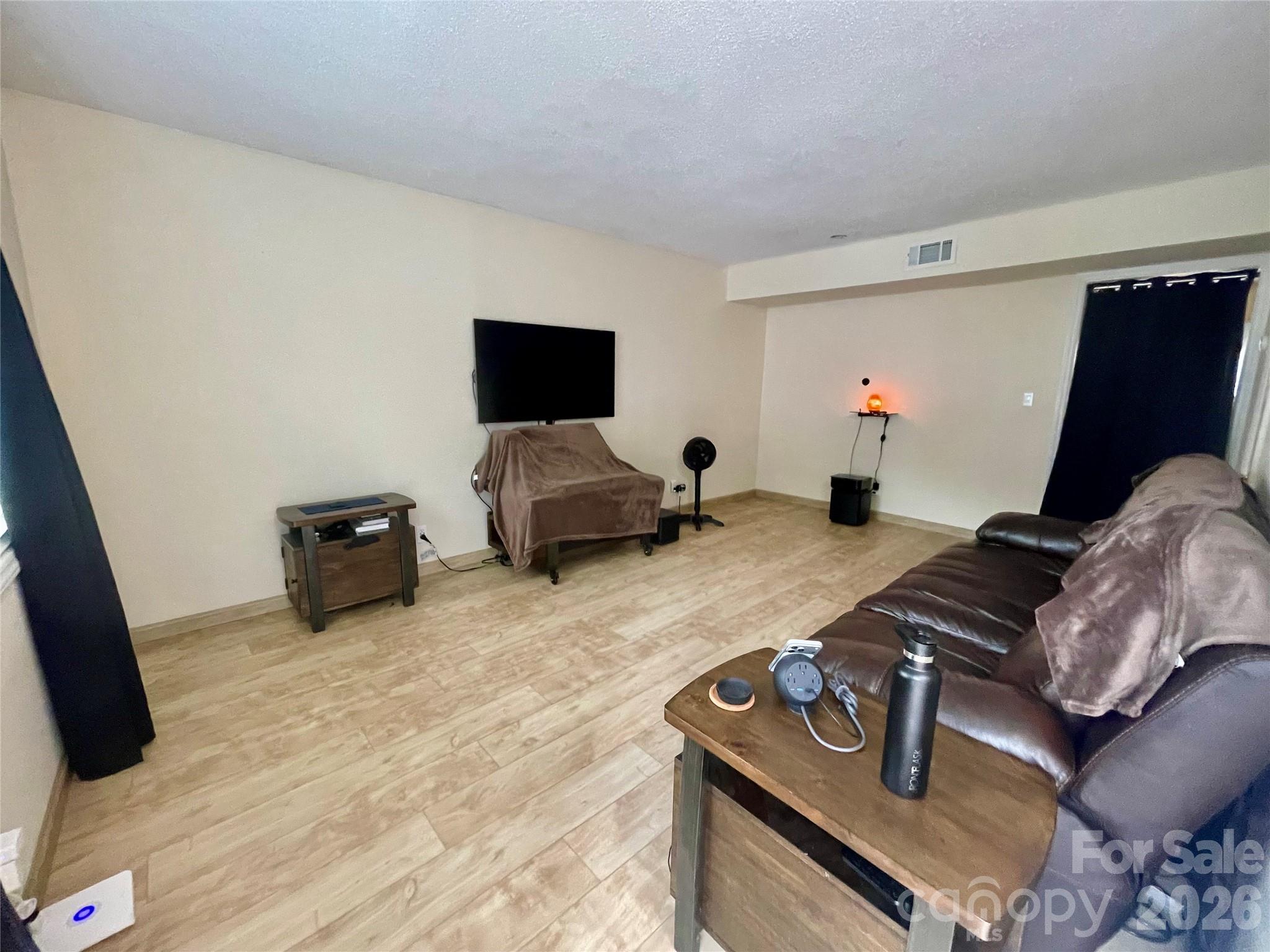 1300 Larchmont Place