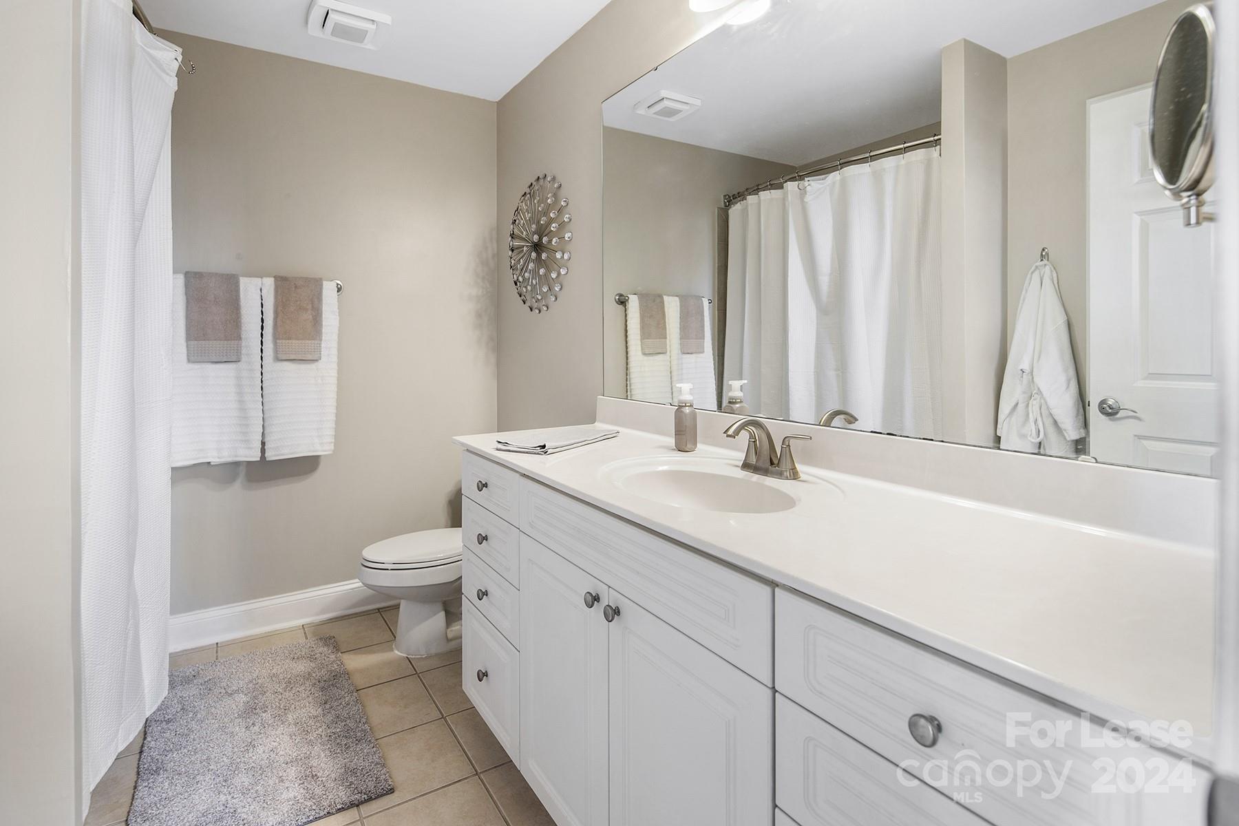 Fifth And Poplar - Residential Lease