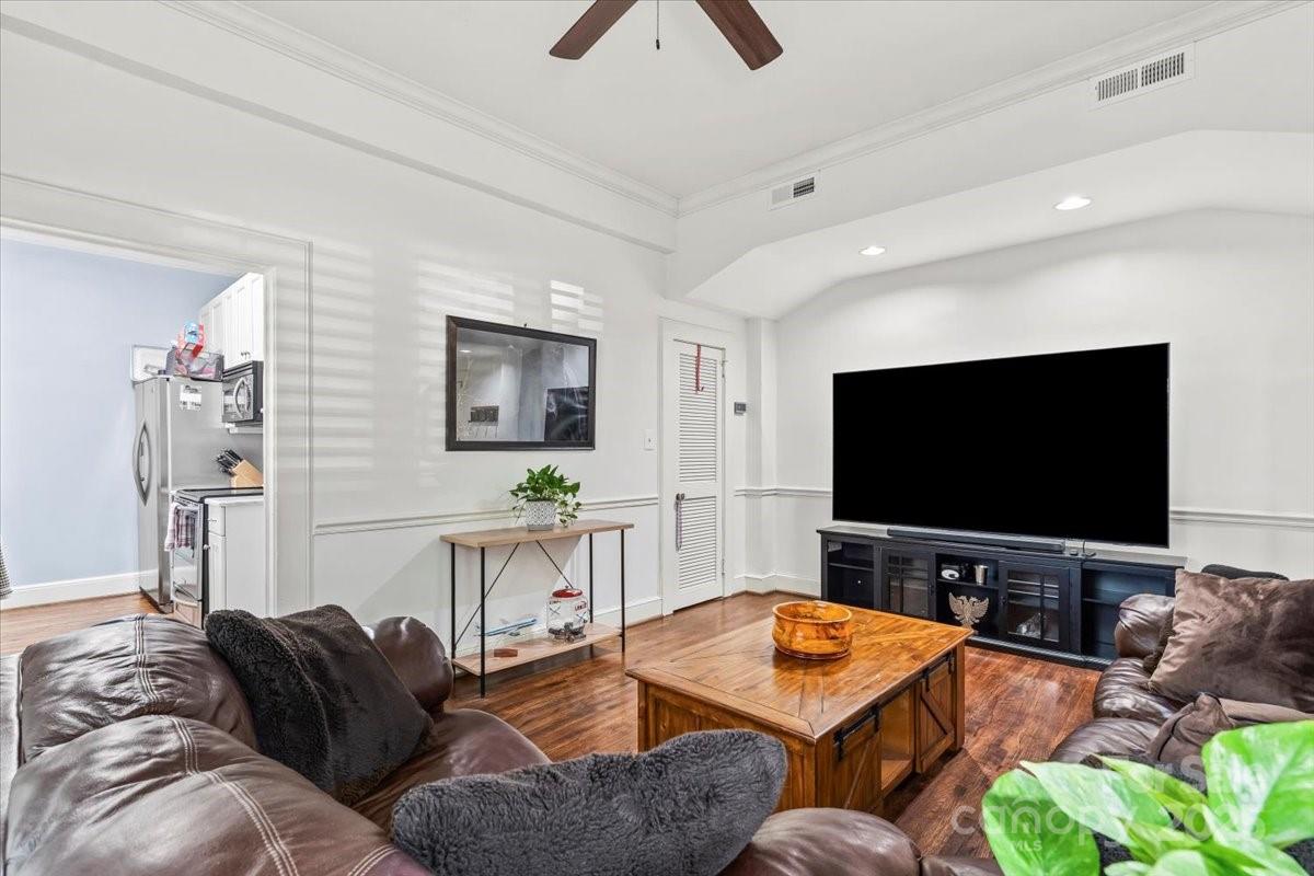 2501 Roswell Avenue 106