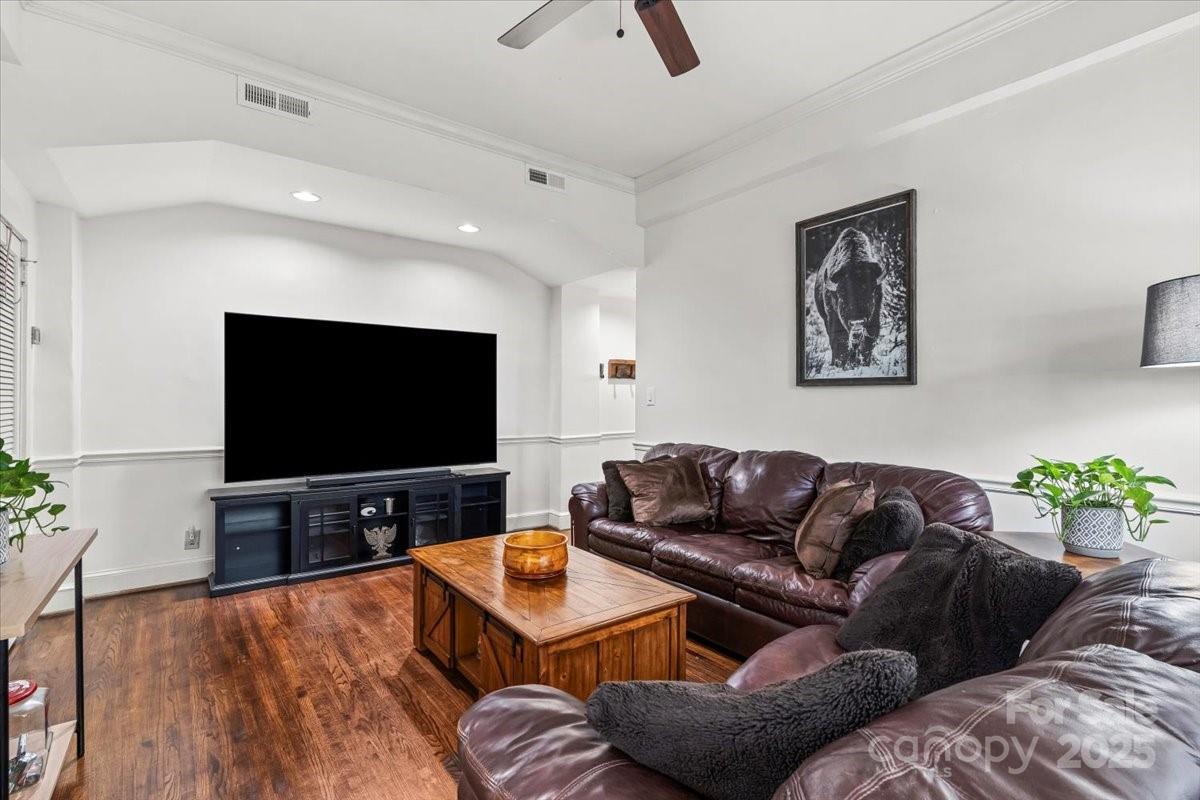 2501 Roswell Avenue 106