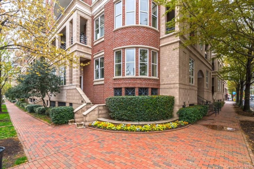 Beautiful Spacious end unit home in GREAT Center City location! Short walk to everything including N. Tryon St. w/access to galleries, theater,restaurants,TWC arena, BoA stadium & BB&T Ballpark.Enjoy the outdoors on private terrace overlooking urban skyline view including Duke Energy Center.Sophisticated floor plan w/radius walls, hardwood floors on main & plantation shutters.Access from street lets you avoid the elevator.BIG square footage combined w/a superb location makes this a great buy!