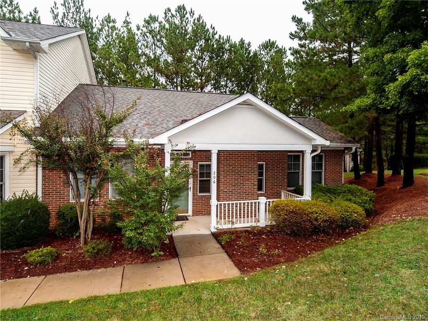Check out this End Unit Condo in Villages at Palmetto.  This home features 3 bedrooms and 2 bathrooms on on the same level, a walk in shower in the master bathroom, a cozy kitchen and eating area and a great enclosed patio.  Call today for an appointment.  Location of the unit is close to the amenities.
