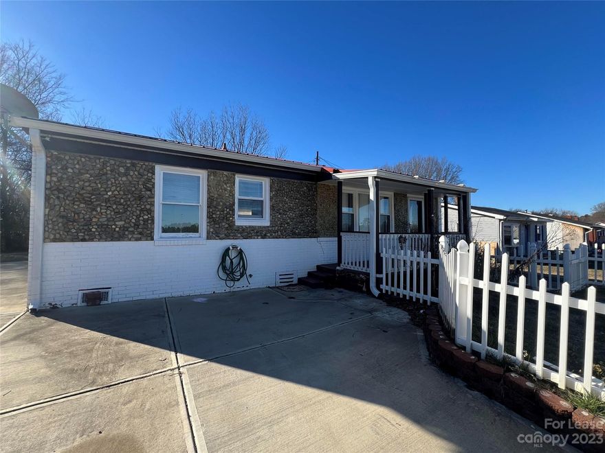 Great Location in Huntersville! Great ranch Overlook subdivision! easy access to transportation routes, including highway, 3 Bed and 2 full bath, comfortable kitchen, features hardwood floors, open living space, large deck, and fence in patio. Schedule your appointment now! This home is move-in ready & just waiting for you!