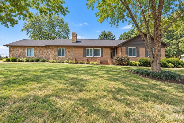 1953 CRESTDALE LN, NEWTON, NC 28658 - Image 53f3d9ac09e6a35ea219e0a378f6fd2d/3399775185