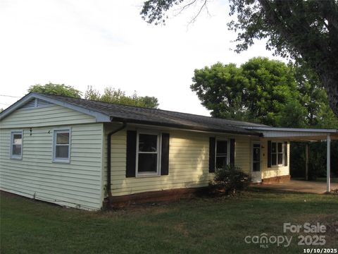 Photo of 573 10th Avenue Drive SW, Hickory, NC 28602 (MLS # 4314165)