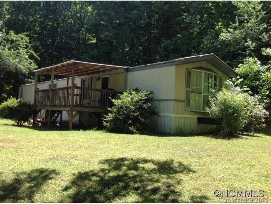 This home is priced to sale and perfect for the Buyer lookingfor privacy. It has an open spacious floorplan. House is located at the end of the road with only one neighbor on the right. It has a nice split bedroom floor plan with custom bar area. Nice starter home with great possibillites.