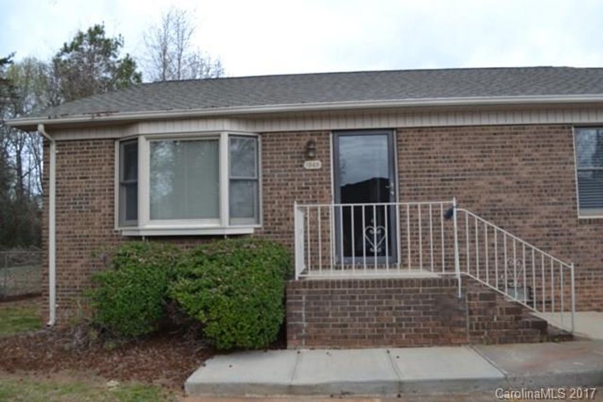 End unit condo that will not last long!  Freshly painted interior and new carpet.  Spacious kitchen with lots of cabinets and a built-in corner cabinet.  Vaulted great room and walk-in closet in master bedroom.  You will enjoy the large screen porch which also has a large storage closet.  Great location that is convenient to restaurants, shopping and medical facilities.