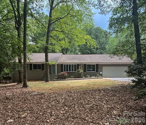 Photo of 4400 Bellwood Lane, Charlotte, NC 28270 (MLS # 4375918)