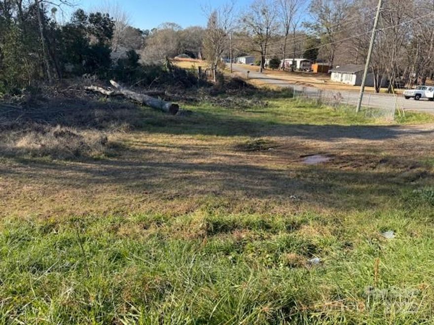 Fantastic opportunity on a desirable corner lot! This lot previously had a home that has since been removed, and it is a now cleared and ready for a new construction. City water and city sewer are already available. Don't miss this opportunity to build you new home! This lot is located close to Cleveland mall, lake Moss, camping areas and I85 hwy.