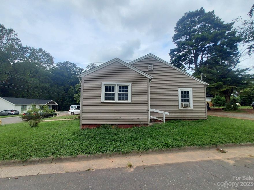 ATTENTION INVESTORS! This charming 2 bedroom 1 bath house is located in an up and coming Charlotte neighborhood! Needs TLC. Cash Only with no financing contingencies! Priced to Sell Quickly!