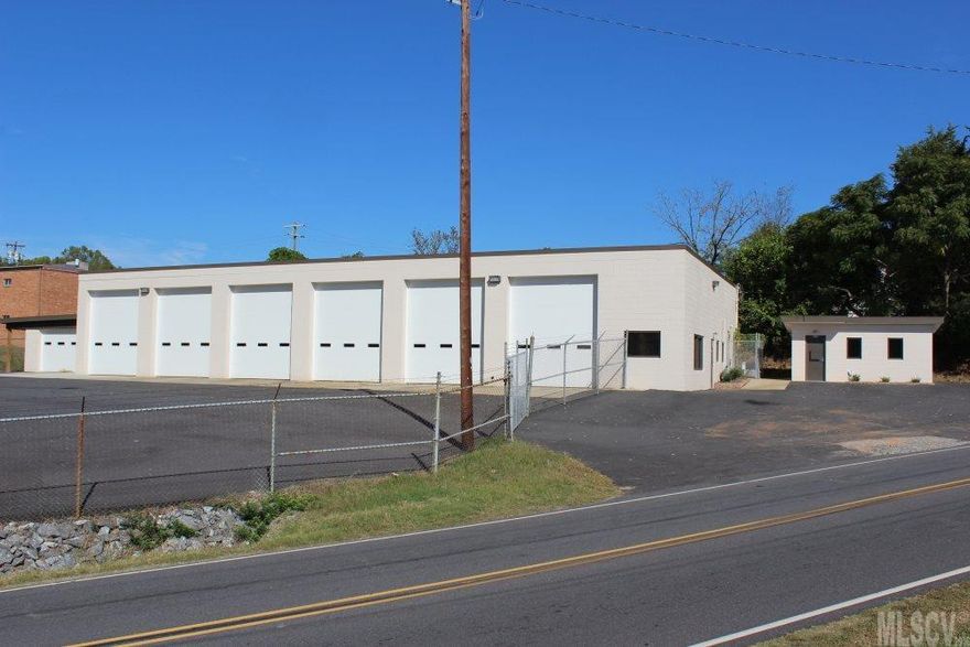 Newly renovated building in great condition. Fenced lot and conveniently located to Hwy 70.