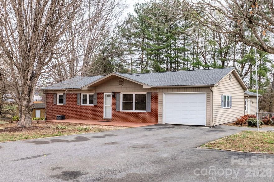 Charming 4 BR, 2 BA Single-Level on Corner Lot
Welcome to 309 Sheldon St in Hudson, NC! This well-maintained 1,780?sq?ft site-built home features hardwood floors, tile baths, newer appliances, and a cozy stone gas fireplace in the spacious family room. Enjoy outdoor living on the expansive 700sqft deck, plus an outbuilding ideal for storage or a workshop. Nestled on a 0.41-acre corner lot with open fields on two sides, it offers both privacy and a peaceful setting. Conveniently located just minutes from Hwy 321, and close to parks, trails, pools, sports fields, schools, shopping, and Hudson Parks & Rec amenities.