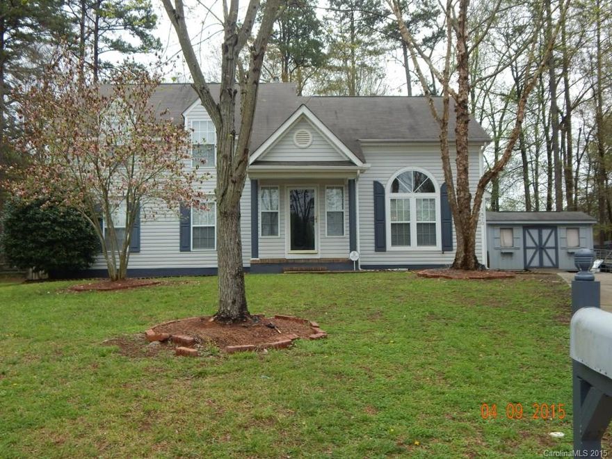 Well maintained 4 bedroom home + bonus room on cul-de-sac with easy access to community club house and pool, beautiful hardwood floors in main, gas fireplace, ceramic tile entry, custom tile countertops,  master bedroom suite resides on the first floor, fenced yard. Great Northwoods location !!! A must see to appreciate. 
HOME WARRANTY PROVIDED