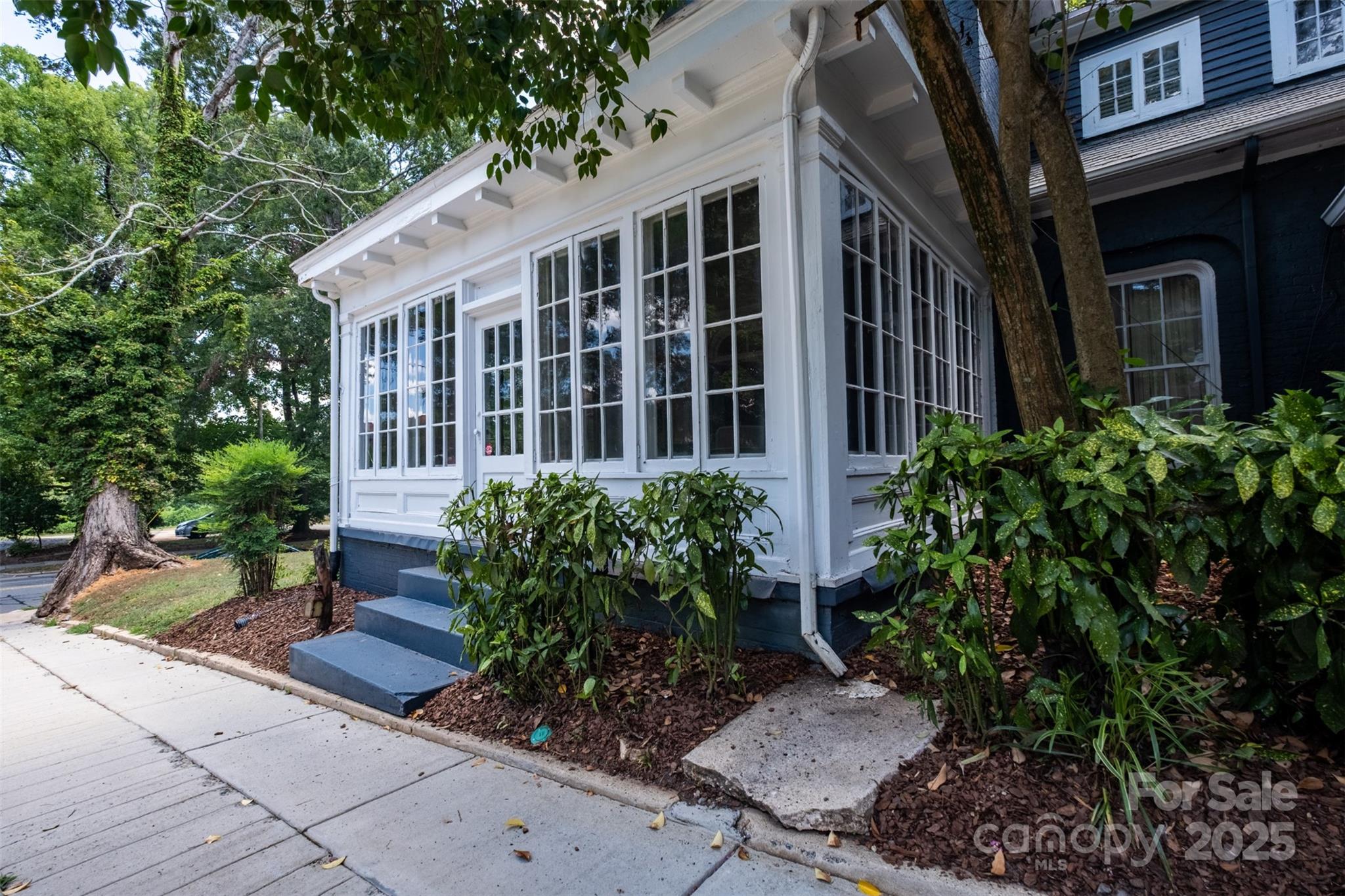 154 Union Street S