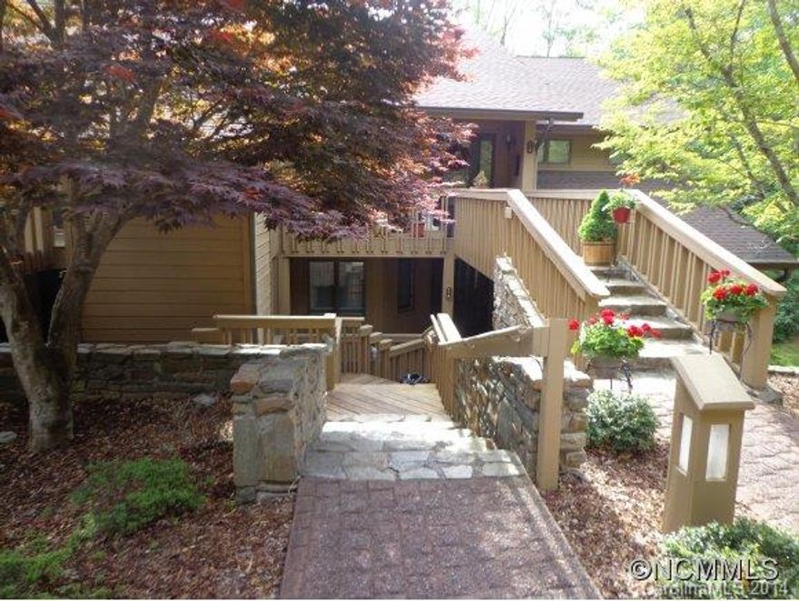 Lovely end unit surrounded in back by lush woods. Enjoy private location with grassy area on one side and back deck that looks out to the beautiful mature trees.  Open concept brings kitchen out to living  & dining rms. Cozy wood burning fireplace, vaulted ceilings. Spacious kitchen with loads of cabinets and separate bkfst area with bay window. Live The Oaks lifestyle: friendly neighbors, heated indoor pool, lots of activities, clubhouse,tennis