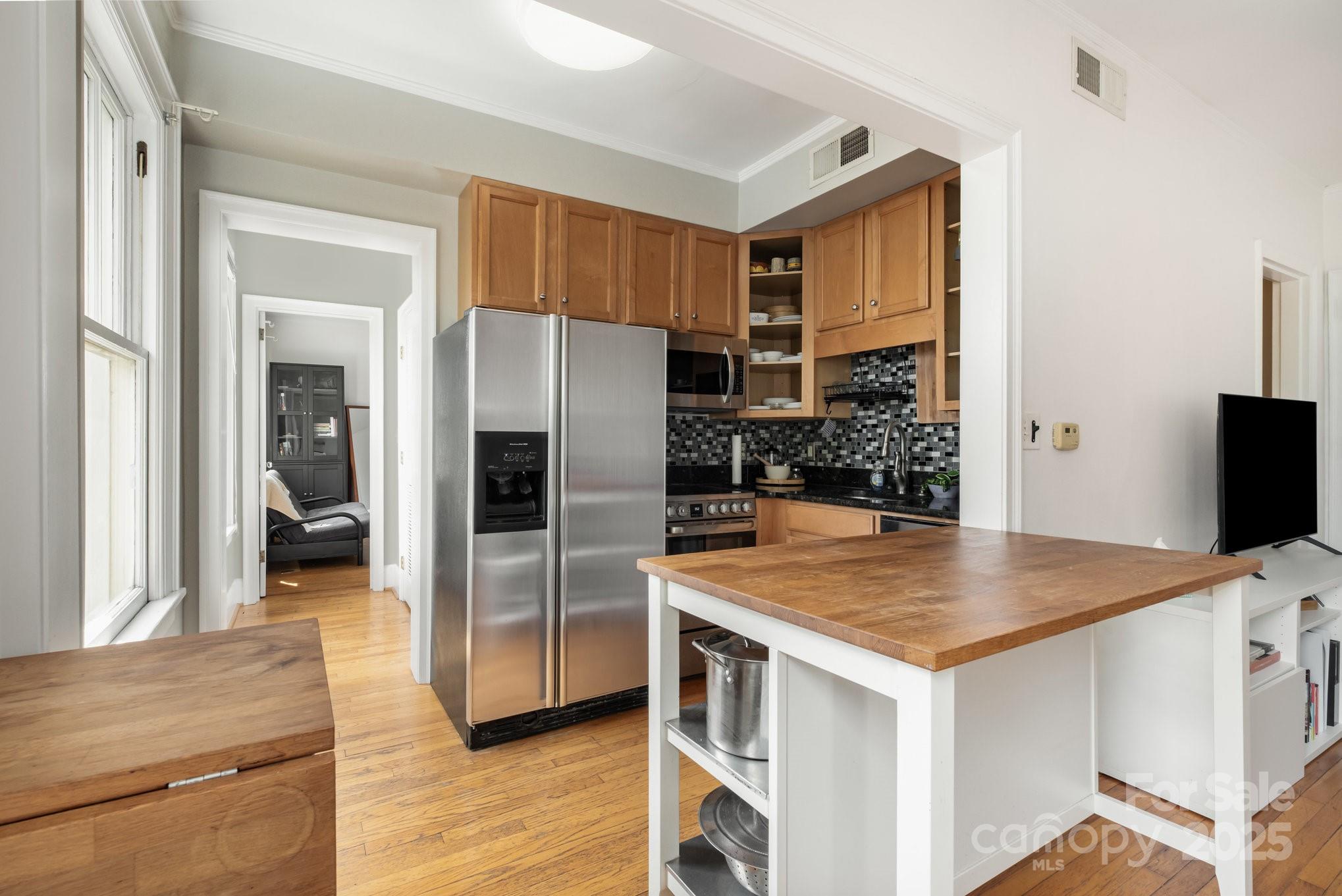 712 Louise Avenue 304