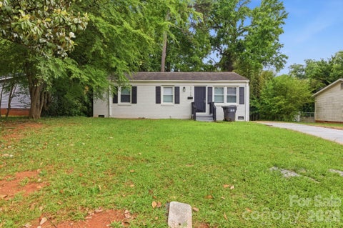 Photo of 2725 Thornton Road, Charlotte, NC 28208 (MLS # 4394412)