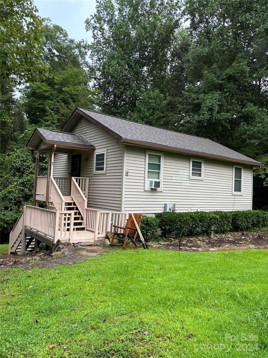 Great small house off Old Toxaway Rd. and minutes to Gorges State Park. 20 Minutes to downtown Brevard.  Peaceful setting. Low maintenance exterior.