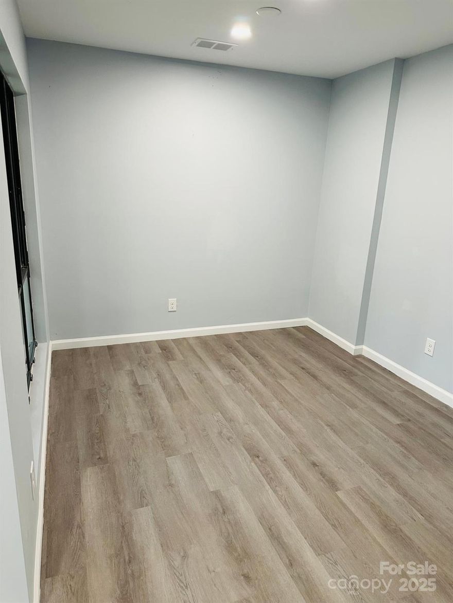 The owner has fully remodeled this stunning condo, featuring numerous high-end upgrades throughout. Highlights include a brand-new bathtub, sleek kitchen cabinets, a modern stove, a new dishwasher, and updated air conditioning and water heater systems. This impressive unit offers two generously sized bedrooms and two full bathrooms, along with access to a community pool—providing the perfect blend of comfort and convenience.