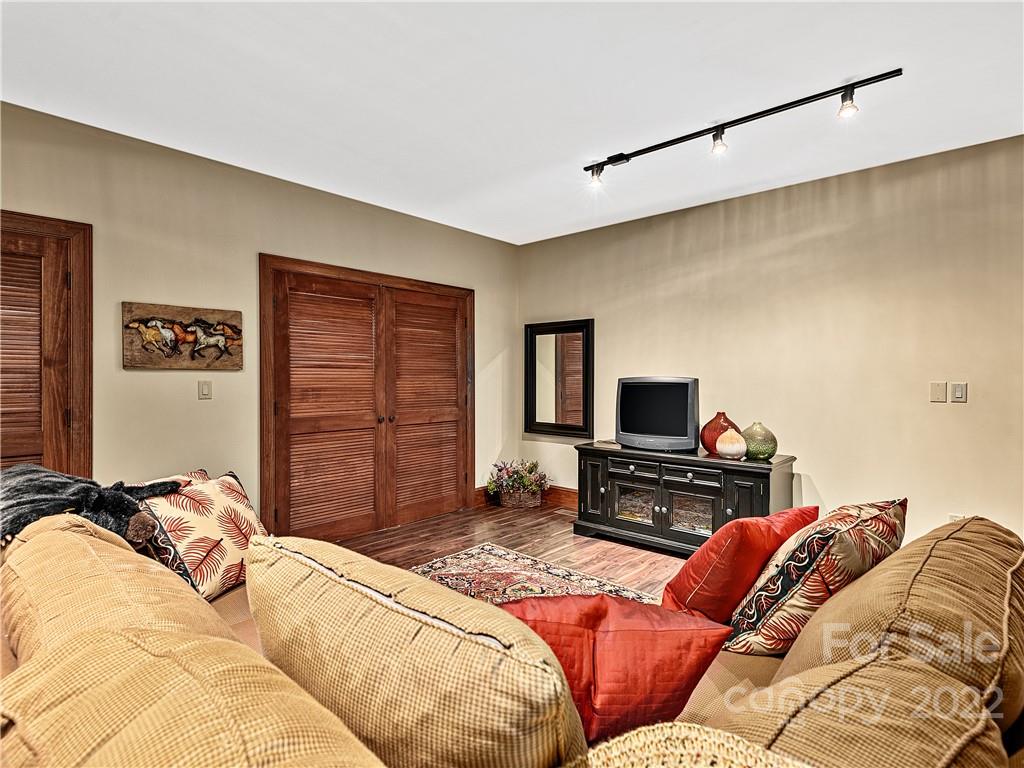 Reynolds Mountain - Residential