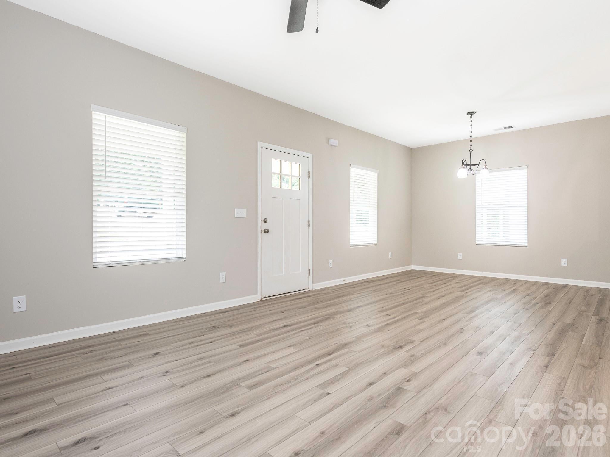1646 Main Street W