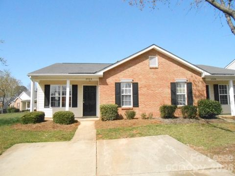 Photo of 5325 Harris Cove Drive, Charlotte, NC 28269 (MLS # 4376201)