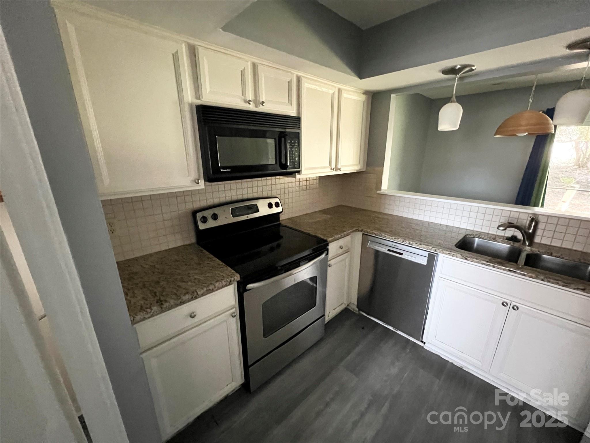 9427 S Vicksburg Court