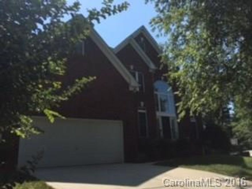 Gorgeous home in the beautiful lake front community,Mt Isle Harbor.Inviting foyer w/stunning grand staircase. Fantastic floor plan w/5 bedrooms & 4 full baths. Spacious master suite w/double tres ceilings,huge closet,dual sinks & jacuzzi.Open floor plan w/ amazing wall of windows in the den overlooking private huge backyard.Kitchen has 42 in maple cabinets,granite,large desk niche & storage galore.Neighborhood has wonderful amenities.20 min from Uptown Charlotte, airport & Birkdale.A MUST SEE!