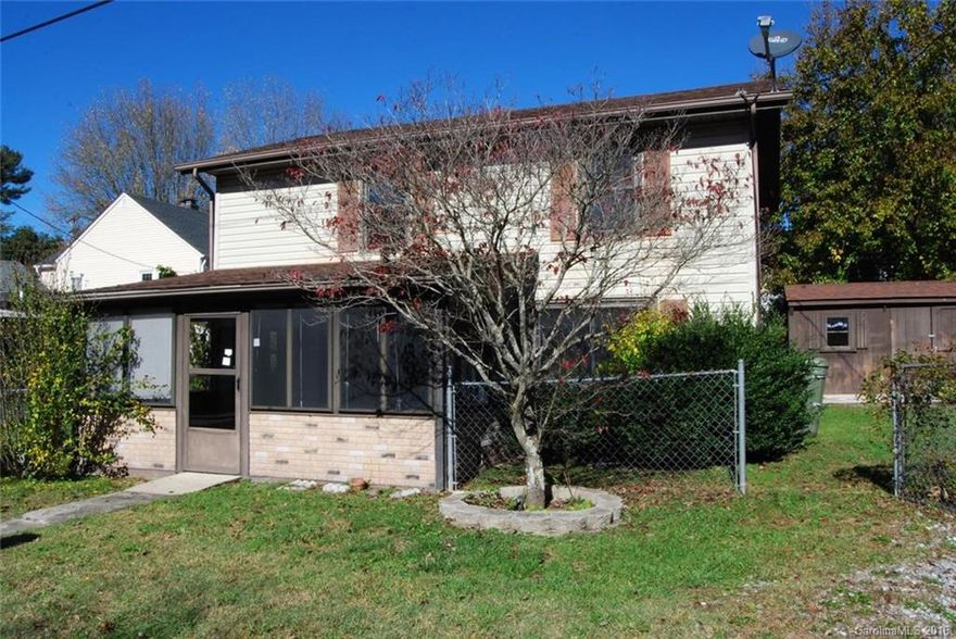 Cozy 2BR/1BA home that is minutes from everything in Hendersonville. Property features fenced yard area perfect for dogs, and sunroom for extra space. Would make a great starter home. 

This is a FannieMae Hompath property.