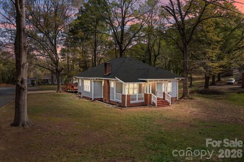 Photo of 606 Townsend Avenue, Gastonia, NC 28052 (MLS # 4359900)
