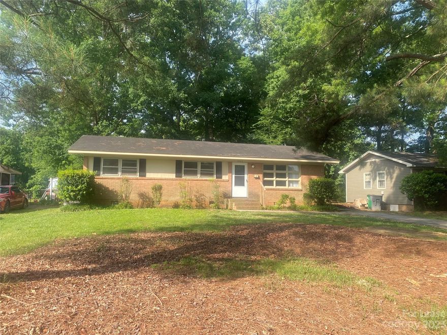 ***WE ARE PROCESSING AN APPLICATION ON THIS PROPERTY CURRENTLY AND IT IS OFF THE MARKET.  WE ARE NOT CURRENTLY ACCEPTING AN APPLICATOINS AT THIS TIME.  IF CURRENT APPLICATION IS TURNED DOWN THE HOUSE WILL BE IMMEDIATELY RESTORED TO THE MARKET.***3 Bedroom 1.5 Bath Brick Ranch, New Carpet and Vinyl, New Light Fixtures, Range, Refrigerator, WD Conn,