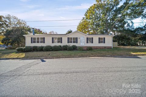 2008 Woodlawn Street Kannapolis NC 28083