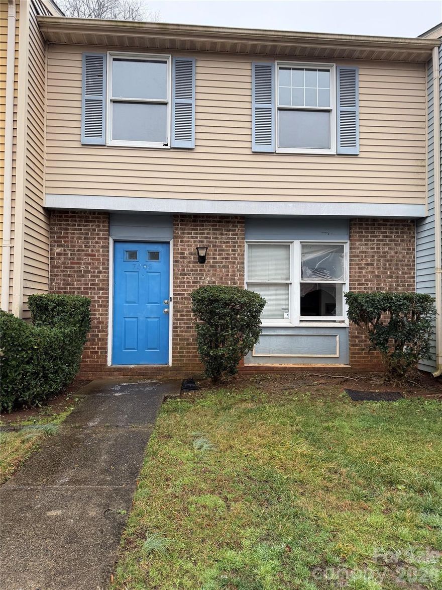 Investor Special, bring all offers! This unit is in need of a lot of TLC/rehab and being sold as is. Proceed with caution during showings, power is not on. Not recommended to use staircase as it is in need of repair.