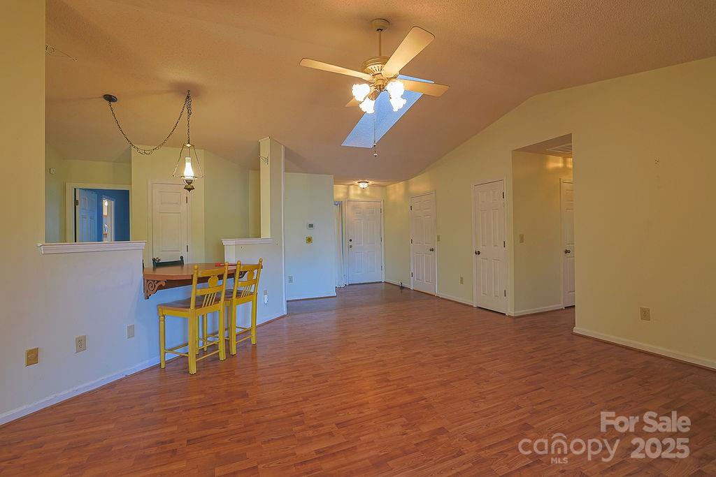 869 Sandburg Terrace
