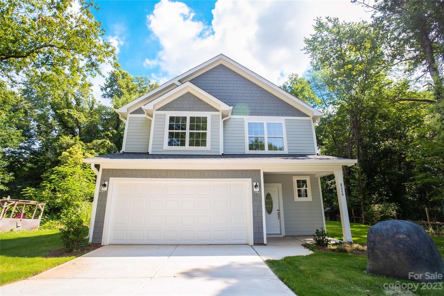 A piece of jewelry in over 1.25 acres. Open Floor plan with a beautiful combination of sunlight and freshness. Come and see