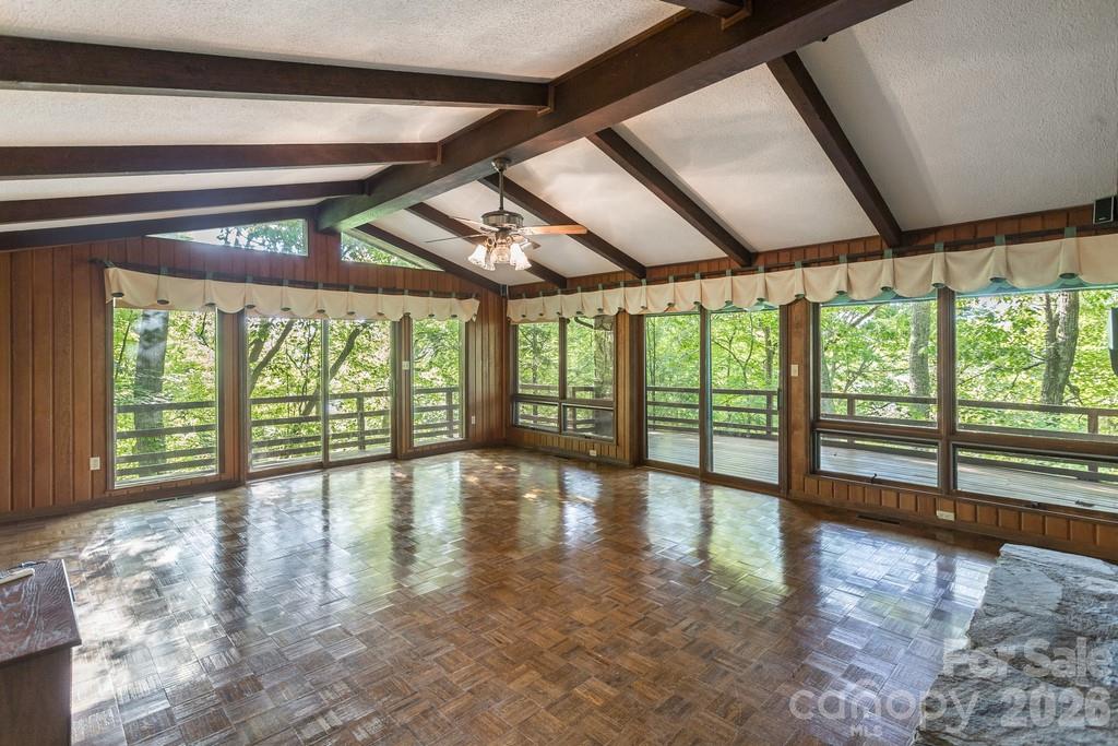 1126 Scenic Circle