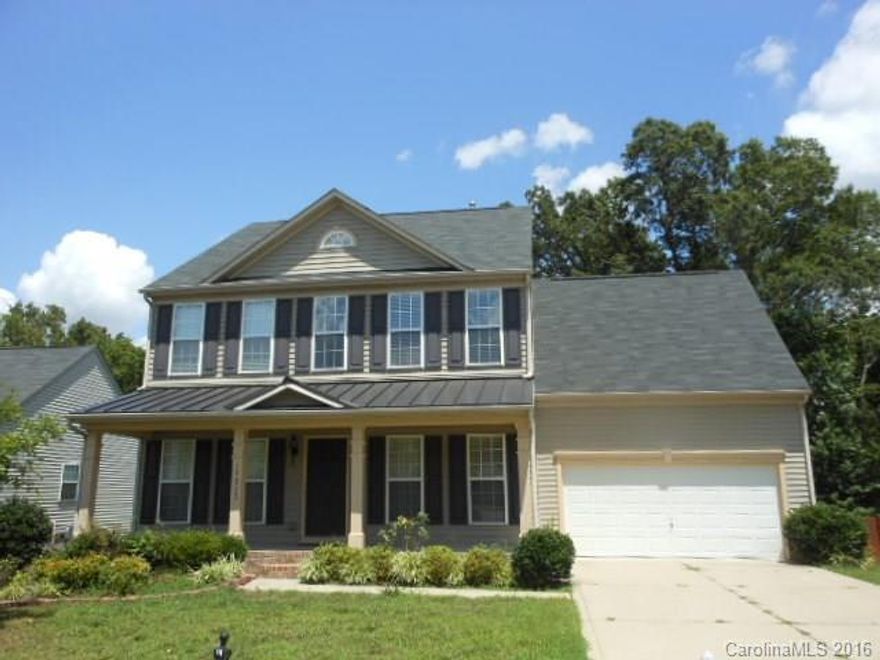 Beautiful 4 Bedroom / 2 1/2 bathroom home in Southwest Charlotte with 2 car garage and great deck.  Main floor features living room/office, large family room with gas fireplace, dining room, laundry room with washer/dryer included, and spacious eat-in kitchen with granite countertops, breakfast bar and pantry.  Upstairs has master bedroom suite with tray ceiling, walk-in closet and private bath featuring dual vanities, garden tub and shower.  Three additional bedrooms share a full bath.