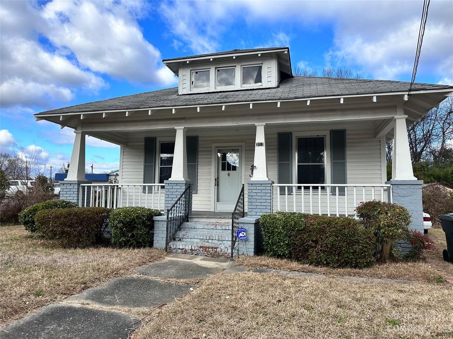 Cute House off of Walnut St in Rock Hill, SC very close to downtown Rock Hill, SC, 2 Bedrooms, 1 Bathroom, Living Room, Dining Room, Kitchen with Range and Refrigerator.
No Smoking/No Vaping. Call Owner for All Pet Permission. Maximum Occupants 3.
Viewing appointments will only be scheduled with approved applicants. Approximate availability date is 3/21/2024. (This date is not guaranteed and subject to change.)