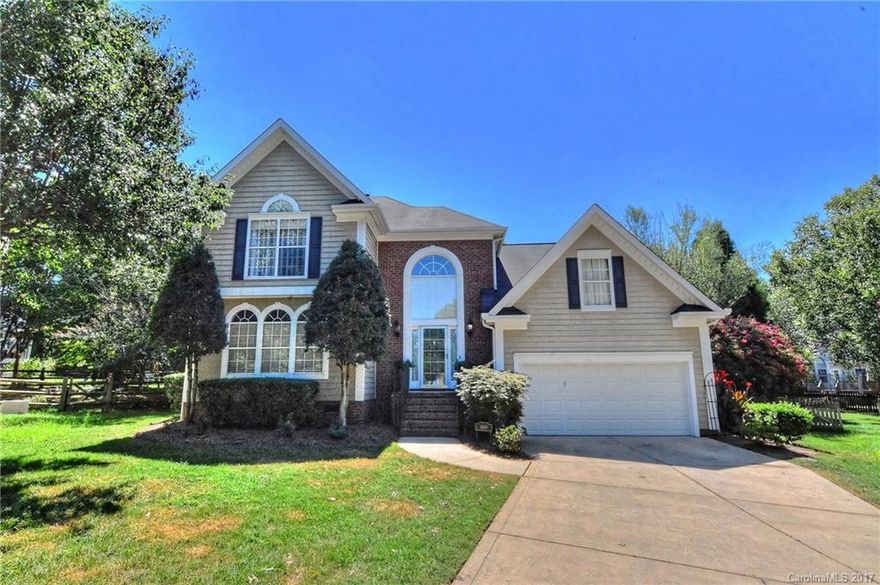 Popular Providence Commons cul-de-sac home. Amazing open floor plan boasts beautiful tile & hardwood floors, elegant formals, vaulted great room and gorgeous kitchen updated with granite & stainless steel appliances! Vaulted master suite features a spa bath and large walk-in closet. A relaxing screened porch overlooks the sparkling in-ground pool and very private fenced back yard. New roof 2010. Extra spacious Bonus room. Unbeatable location minutes to SouthPark, Uptown & the Arboretum!