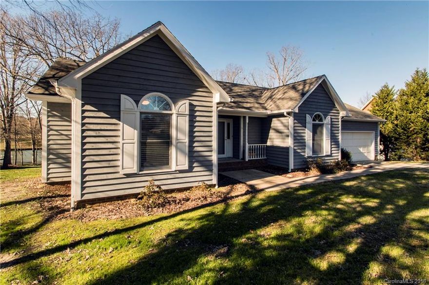 Year round Lake Norman waterfront with lake side entertaining area and floating dock, great cove for swimming or paddle boarding just off the main channel, fantastic open split bedroom floor plan with wall of windows to enjoy the views, lakefront screened porch w/hot tub, newly remodeled Master Bedroom and Master Bath/ granite/ bamboo flooring, updated Guest Bath/ granite/ flooring, crown molding, partially finished basement for storage (accessed by outside) 2 car garage & wonderful location